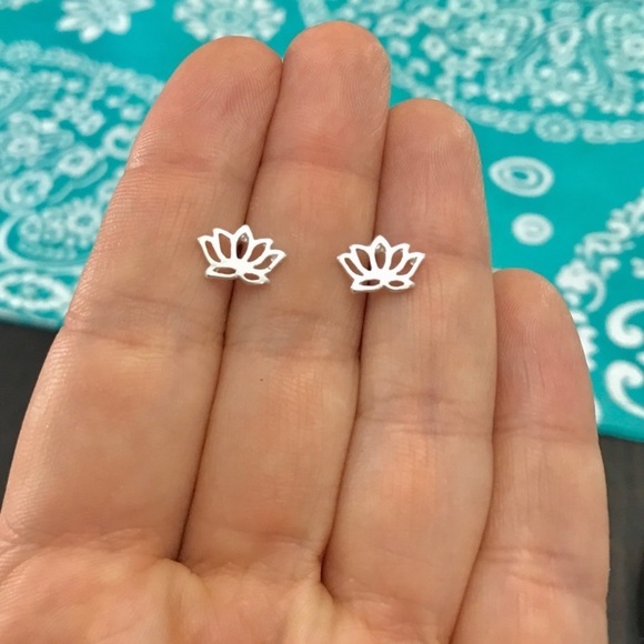 Chic silver lotus flower🌸earrings! - Picture 6 of 7